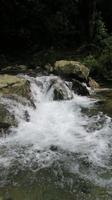sprudelnde Gewässer am Do Quyen Wasserfall, Bach Ma Nationalpark