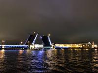 St. Petersburg bei Nacht