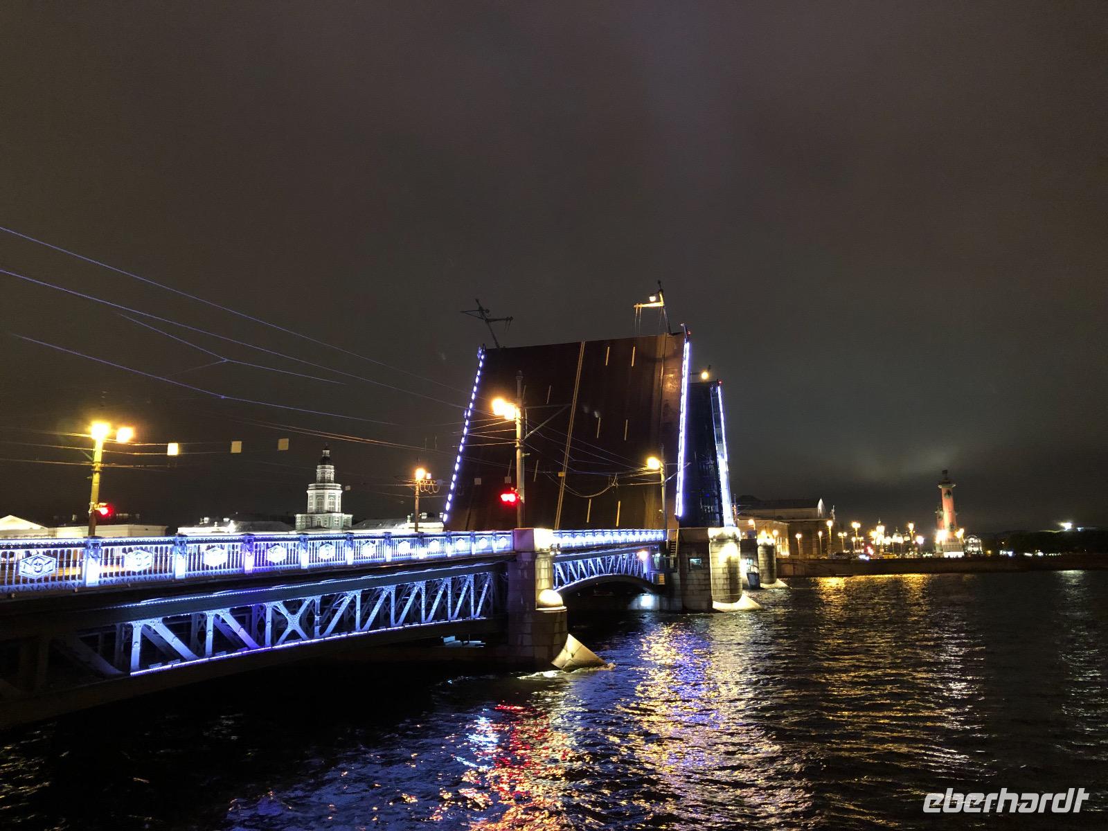 St. Petersburg bei Nacht
