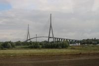 Fahrt über die Brücke 