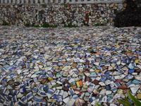 Guernsey, Little Chapel, farbige Porzellanscherben als Bestandteile der Kirche