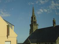 typischer Kirchturm in der Bretagne