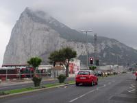 Gibraltar - ein erster Blick auf den noch vom Nebel verdeckten Felsen