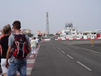 Gibraltar - Rückweg über die Landebahn des Flughafens, aber bitte etwas zügig, denn