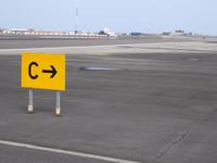 Gibraltar - Rückweg über die Landebahn des Flughafens