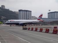 Gibraltar - schon landet ein Flugzeug