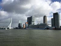 Blick auf AIDAprima und die Erasmusbrücke  