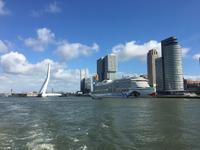 Blick auf AIDAprima und die Erasmusbrücke  