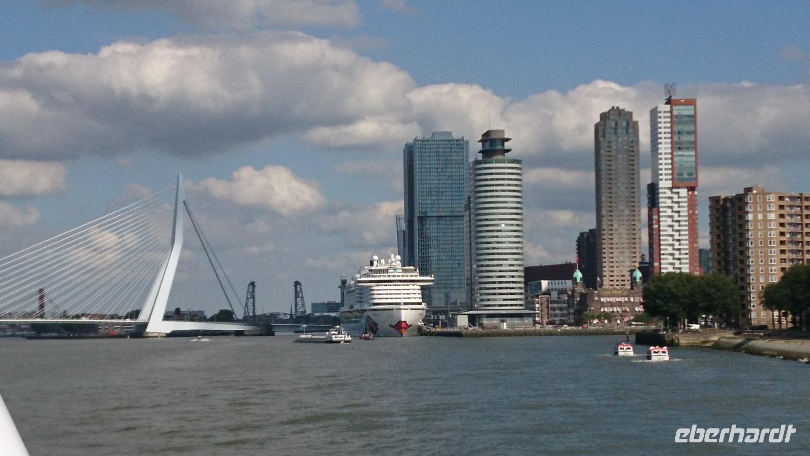 DSC_0377 Erasmusbrücke ,AIDA, neue Skyline