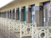 Normandie - Deauville - Strandprmenade - historische Umkleidekabinen nach amerikanischen SChauspielern benannt