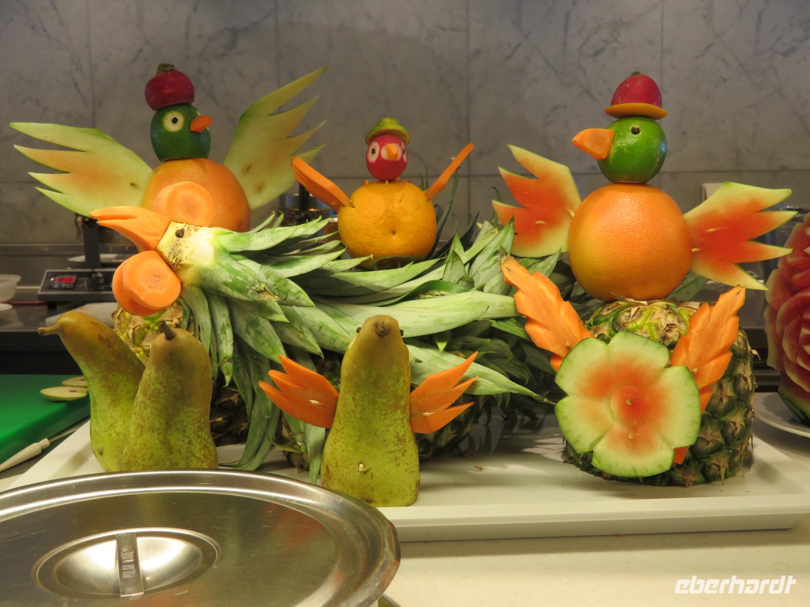 Dekoration aus Früchten auf dem Buffet