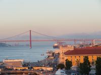 Lissabon - die Stadt im Morgenlicht - Blick zur Brücke des 25. April