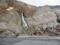 Gibraltar - Wasserfall der Entsalzungsanlage am Gibraltar-Felsen