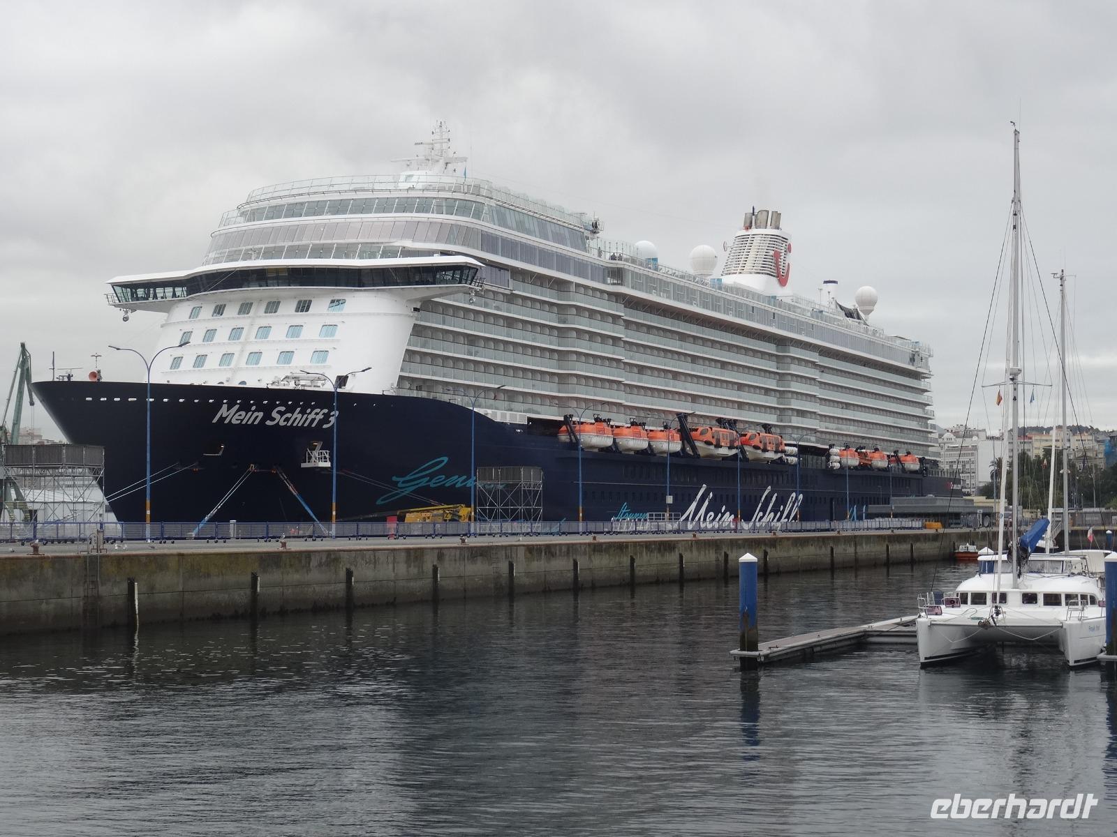 die Mein Schiff 3 im Hafen von La Coruna