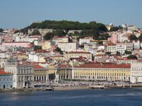 Auslauf aus Lissabon - blick auf den Handelsplatz mit Burg