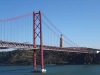 Auslauf aus Lissabon - Brücke des 25. April mit Christus Statue