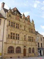 Tag 9 - 4 - Stadtzentrum von Paray-le-Monial mit Stadtpfarrkirche und Rathaus (2)