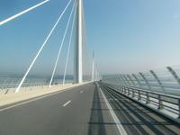 2,5 km Brücke, 270 m über dem Tal