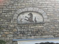 La Malène: Darstellung des Wolfs von Gevaudan &ndash; &copy; Beate Schroedter (Eberhardt TRAVEL)
