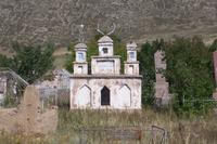 unterwegs stoppen wir an einem Friedhof