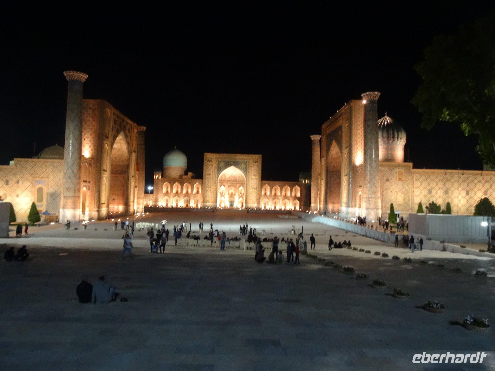 Registan-Platz bei Nacht