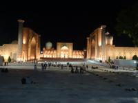 Registan-Platz bei Nacht