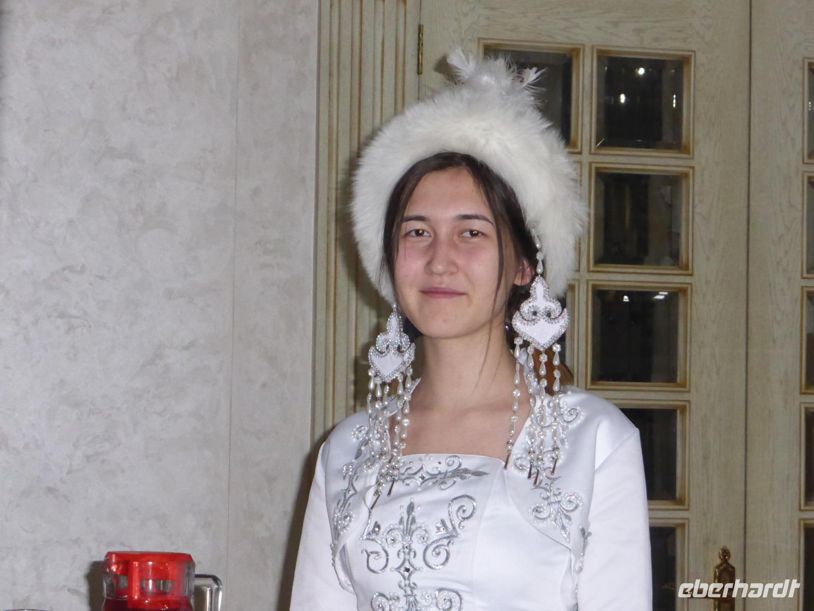 zu unserer Begrüßung trägt die junge Frau ihre Nationaltracht