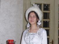 zu unserer Begrüßung trägt die junge Frau ihre Nationaltracht