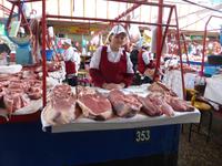 Fleischverkäuferin auf dem 