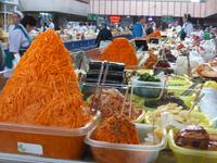 Scharfer Karottensalat auf koreanische Art, auf dem Basar in Almaty