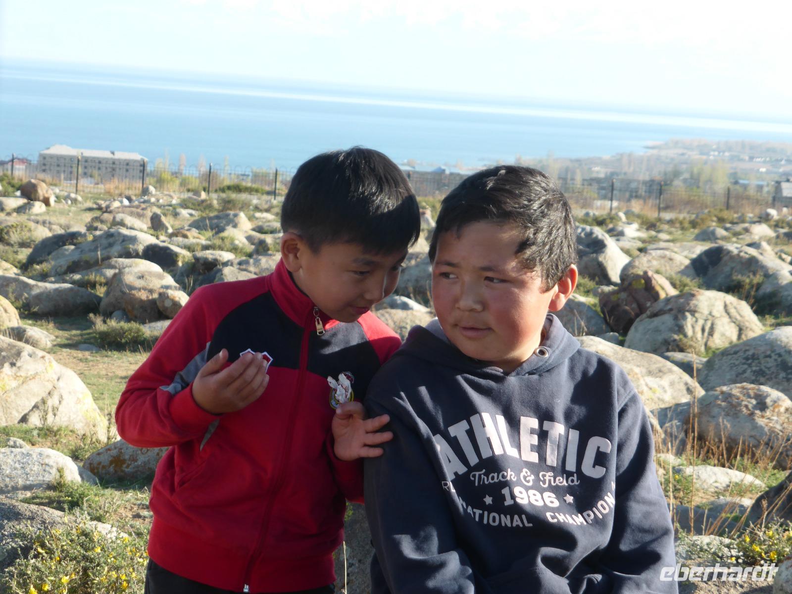 2 Freunde auf dem Gelände des Freilichtmuseums, Cholpon-Ata am Issyk-Kul-See
