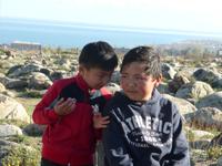 2 Freunde auf dem Gelände des Freilichtmuseums, Cholpon-Ata am Issyk-Kul-See