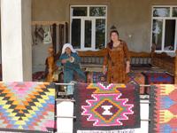 Frauen des Hauses bei der Arbeit