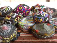 Tübitejka: Kopfbedeckung der Männer,  Handarbeit in der Teppichweberei