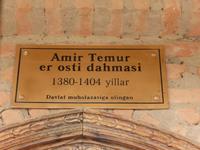 Schild zur Gruft von Amit-Timur, Daras-Saodat-Komplex, Schachrisabs