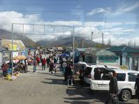 Unterwegs: Blick aus dem Fenster des Busses - Dorfbasar
