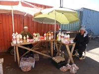 Mini-Markt mit Milchprodukten wie Kumys und Eiern