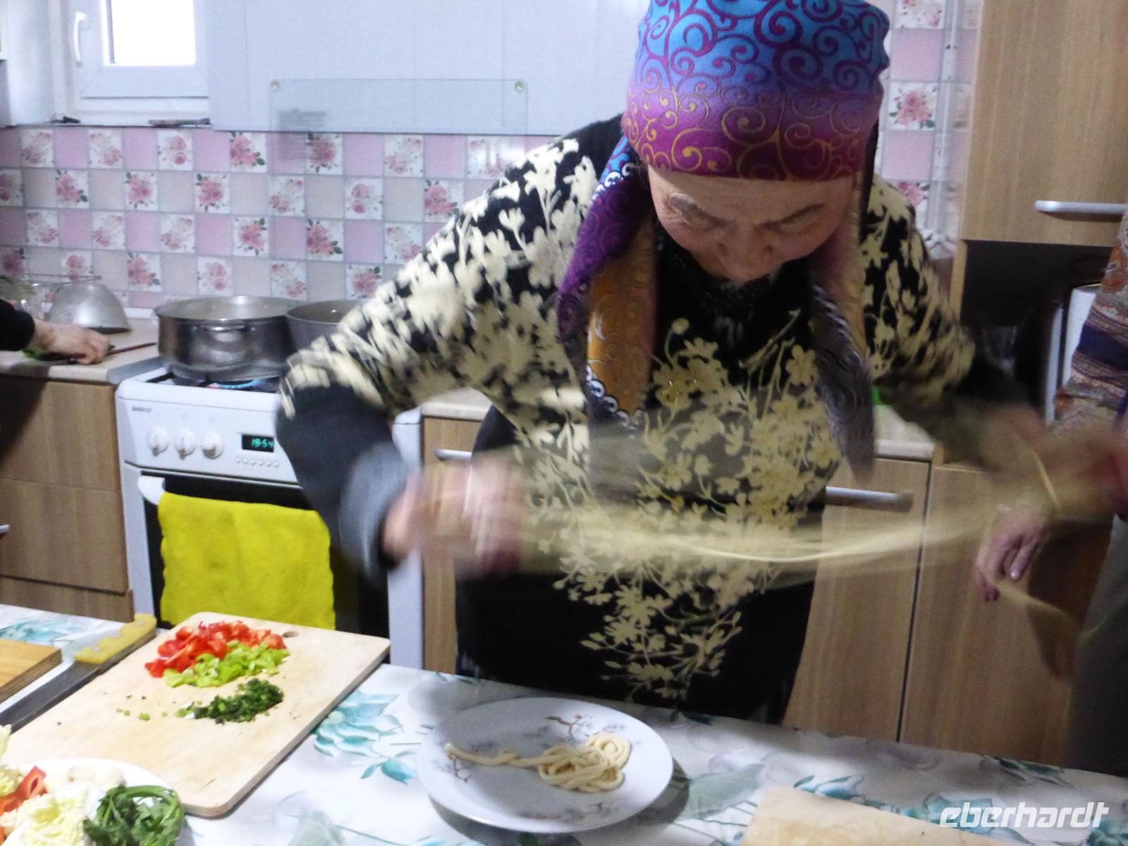 Kochkurs-Lagman: Zubereitung der langen Nudeln