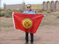 unsere Reiseleiterin Elena mit der Kirgisischen Fahne