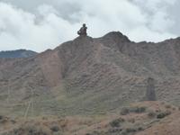 Unterwegs: Blick aus dem Fenster des Busses - Denkmal eines kirgisischen Dichters Sajakbai Karalaew