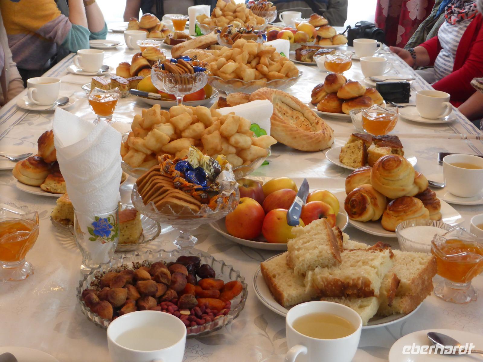 Reich gedeckter Tisch bei der Gastfamilie