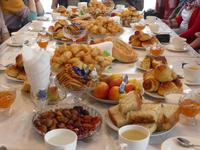 Reich gedeckter Tisch bei der Gastfamilie