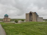 Ahmed-Jassewi-Mausoleum, Turkestan (rechts im Bild)