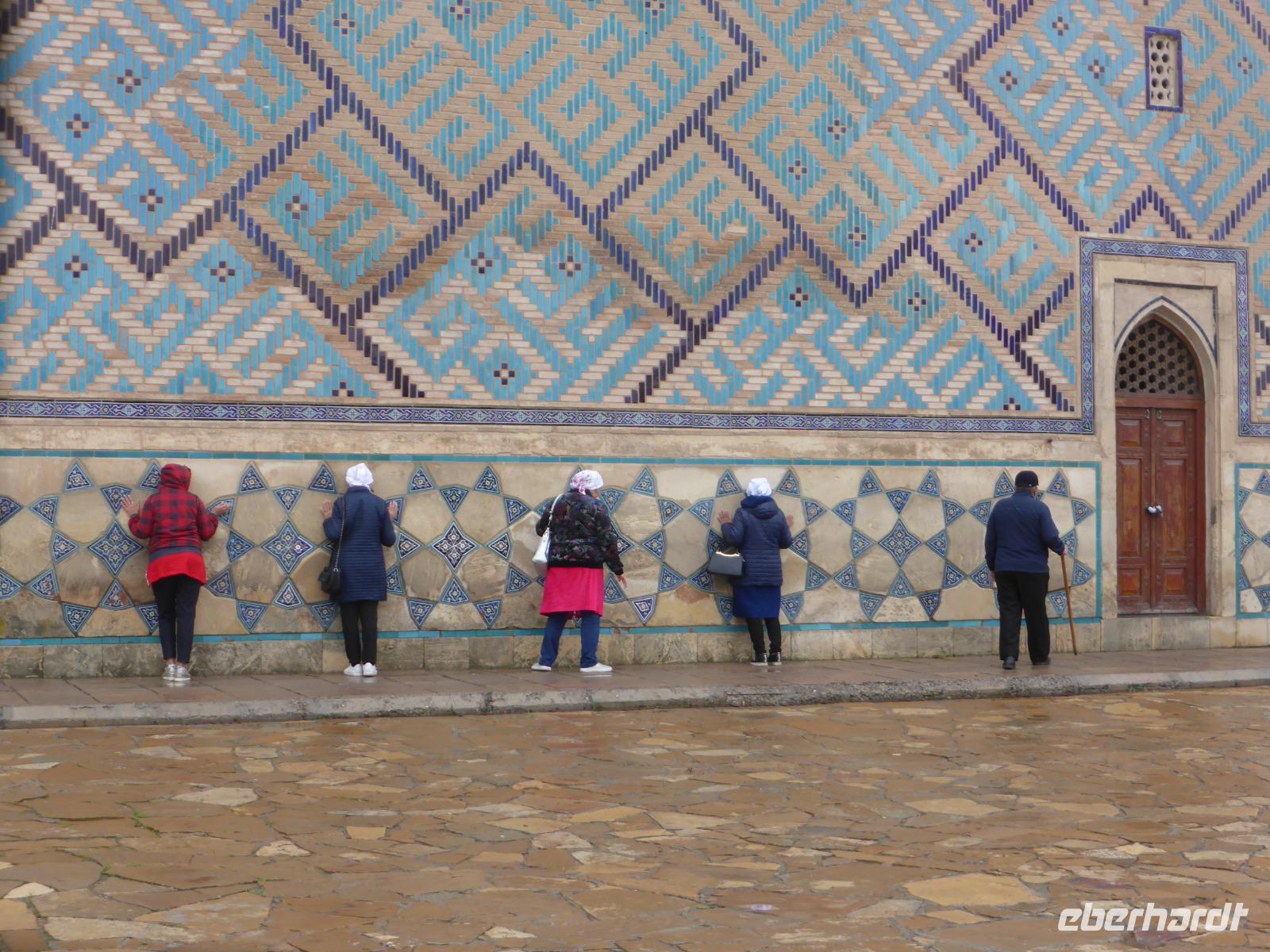 Gläubiger am Mausoleum