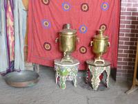 Handelsreihen gegenüber vom Chorsu-Basar in Taschkent, Samoware