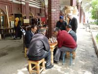 Handelsreihen gegenüber vom Chorsu-Basar in Taschkent, Händler spielen Schach 