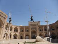 akrobatische Vorführung der Zirkus-Familie Darbozschi in der Feruz-Khan Medrese, Chiwa