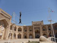 akrobatische Vorführung der Zirkus-Familie Darbozschi in der Feruz-Khan Medrese, Chiwa