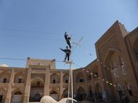akrobatische Vorführung der Zirkus-Familie Darbozschi in der Feruz-Khan Medrese, Chiwa