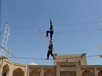 akrobatische Vorführung der Zirkus-Familie Darbozschi in der Feruz-Khan Medrese, Chiwa